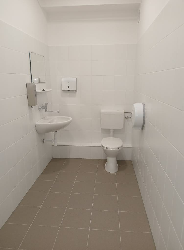 Intézményi mosdó átadás előtt