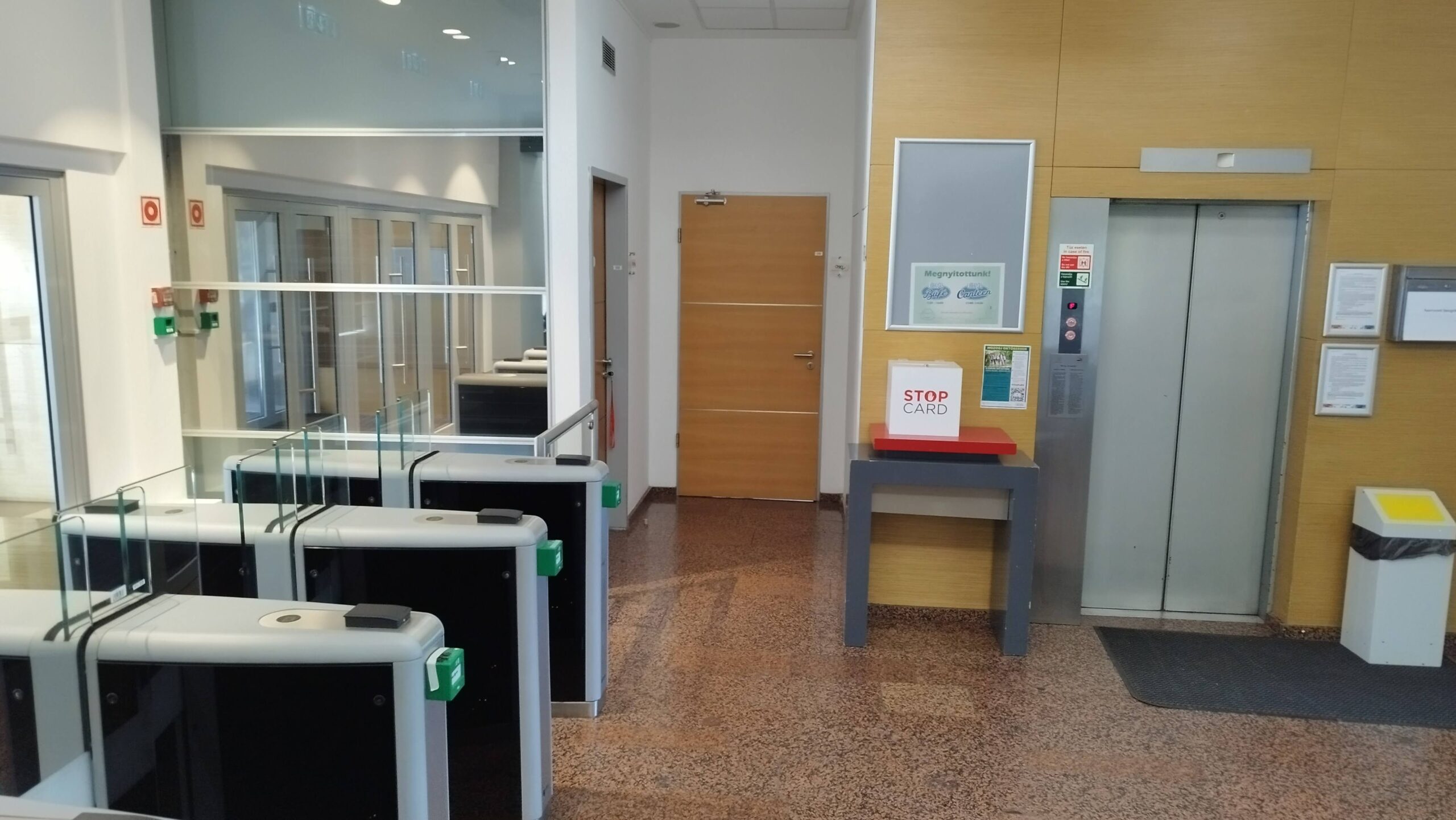 Irodaépület aula takarítás után